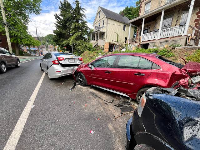 3 cars involved in an accident on Staten Island